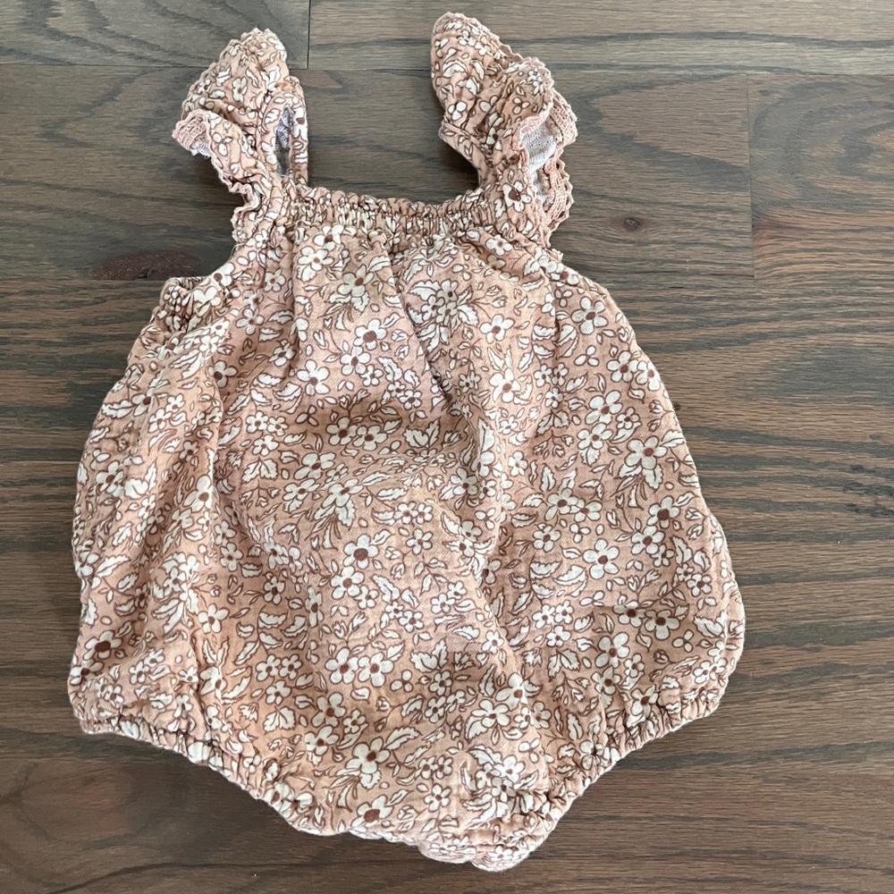 Quincy Mae Floral Ruffle Romper in Dusty Taupe